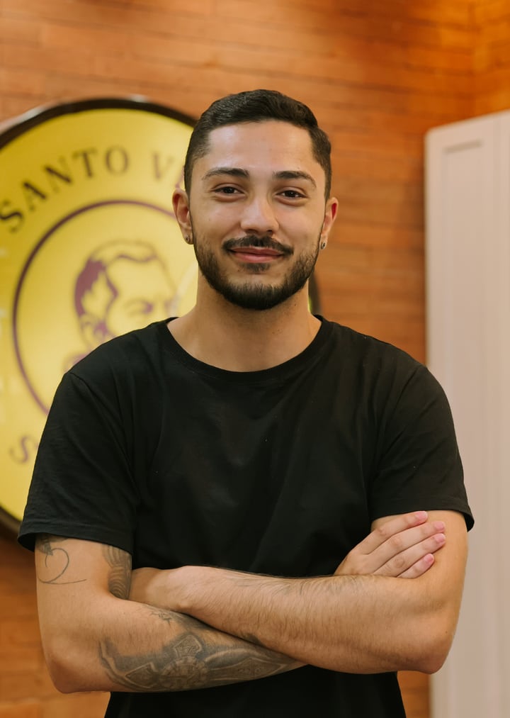 Matheus Oliveira, barbeiro da unidade Centro
